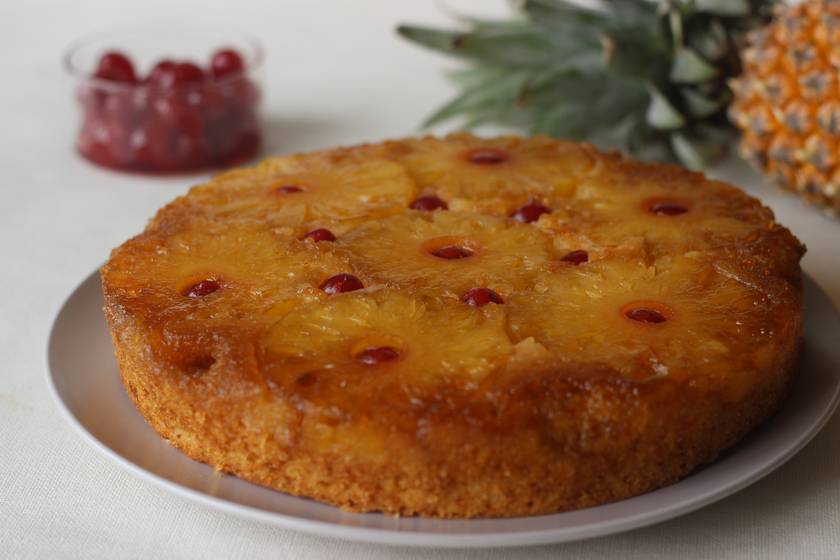 Ananászos fordított torta karamellszósszal: a tésztájába is kerül a gyümölcsből