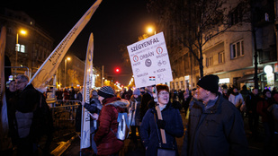 A tanárokért tüntetnek a Klebersberg Központ előtt