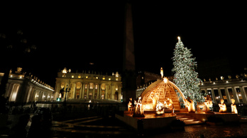 Felkapcsolták a Szent Péter téri karácsonyfa és betlehem fényeit