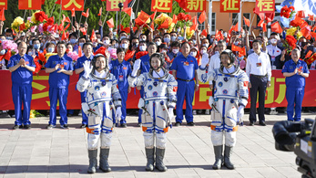 Visszatértek a Földre féléves missziójukból a kínai űrhajósok
