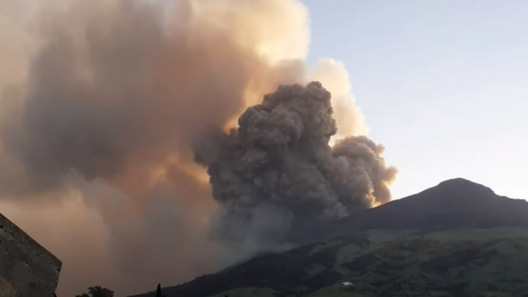Kolosszális füstfelhő kísérte az olasz vulkánkitörést