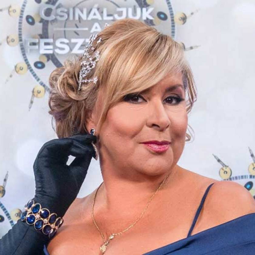 Szulák Andrea szexin dekoltált estélyiben: az 58 éves színésznő ilyen dögös volt