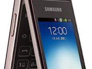 Kétkijelzős mobilt mutatott be a Samsung