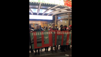 Elfajult a tüntetés a Vörösmarty téri kaszinónál