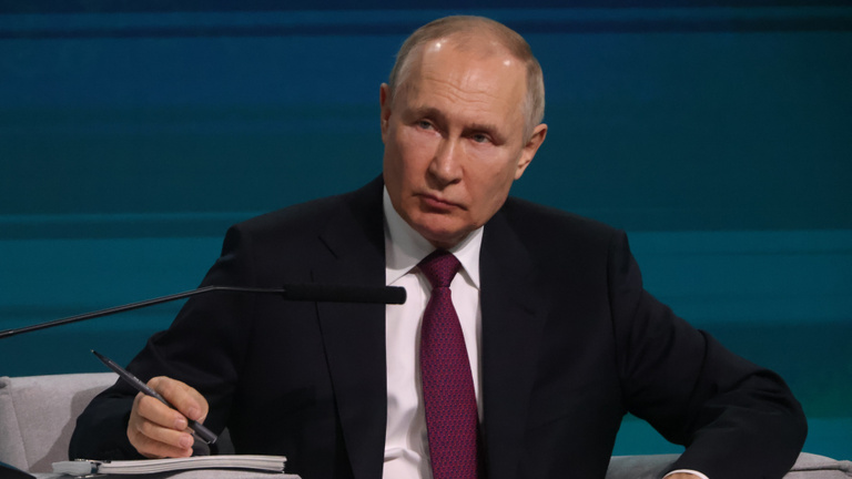 Putyin kitiltotta az „LMBT-propagandát” az orosz médiából