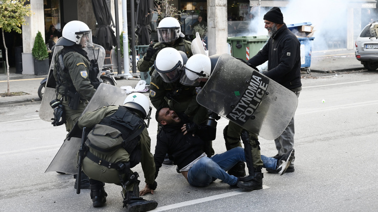 Roma fiatalra lőtt egy rendőr, tüntetéshullám indult Görögországban