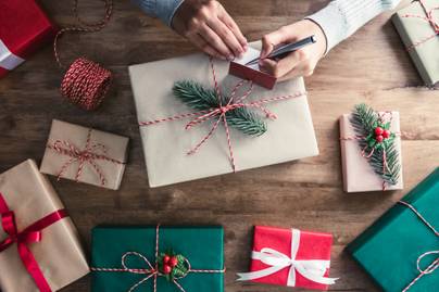 Mire lehet számítani idén a karácsonyi csomagküldésnél? 9 fontos dologra hívta fel a figyelmet az NMHH