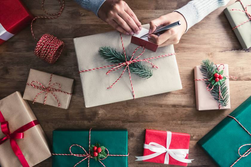 Mire lehet számítani idén a karácsonyi csomagküldésnél? 9 fontos dologra hívta fel a figyelmet az NMHH