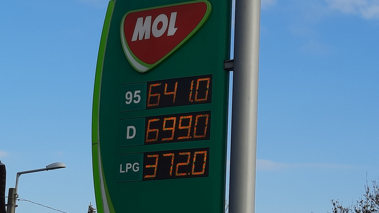 A benzinárstop kivezetése miatt még keményebb inflációval nézhet szembe Magyarország