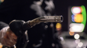 Péntektől máris változnak az árak a benzinkutakon