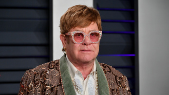 Elege lett Sir Elton Johnnak, váratlan lépésre szánta el magát