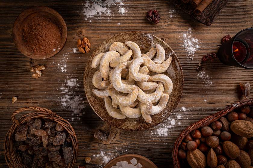 A klasszikus diós hókifli receptje: vaníliás cukorba forgatva isteni