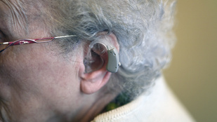 A hallókészülékek segíthetnek elkerülni az időskori elbutulást?