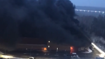 Több száz négyzetméteren beomlott egy égő bevásárlóközpont Oroszországban
