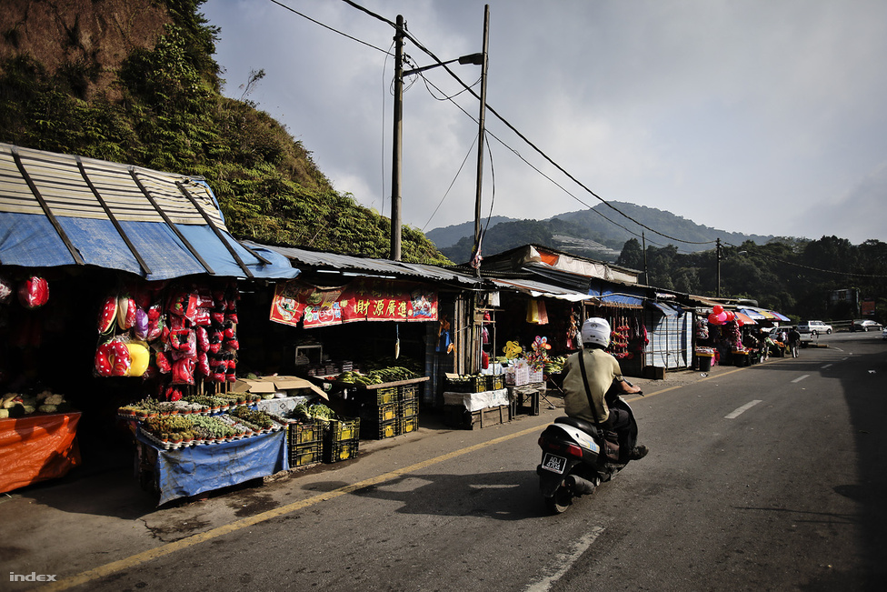 Reggeli piac a Cameron-felföldön, Brinchang közelében. A piacon friss gyümölcsöket,
                        zöldségeket, helyben termelt epret és epres szuveníreket árulnak. A piacozás egyébként nagyon 
                        népszerű Malajziában, a reggeli mellett késő esti piacokat is sok helyen rendeznek, itt a hamis 
                        óráktól a pashmina kendőkön át műanyag kacatok tömkelegéig bármire alkudhatunk egy jóízűt.