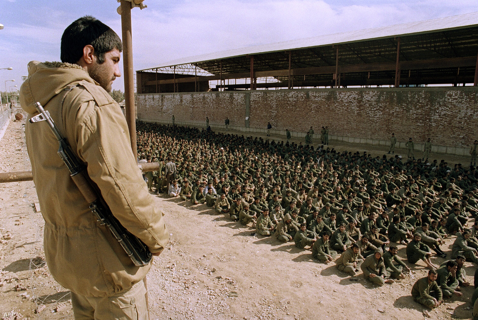 Iraki hadifoglyok Iránban. Az utolsó hadifoglyokat csak 2003-ban cserélte ki a két ország.