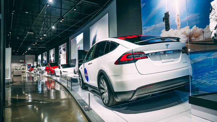 362 ezer autót hív vissza a Tesla a Full Self-Driving hibái miatt