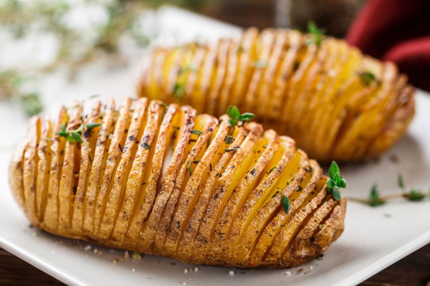 Héjában sült svéd krumpli fűszervajjal: akár ünnepi köret is válhat belőle
