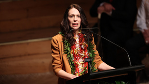 Új-Zéland miniszterelnöke nem vette észre, hogy bekapcsolt mikrofonnal szidalmazza a riválisát
