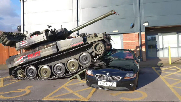 Ez történik, ha tankkal hajtunk át egy BMW Z4-en