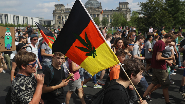 A német fű legalizálása a hanyatló Nyugat ópiuma