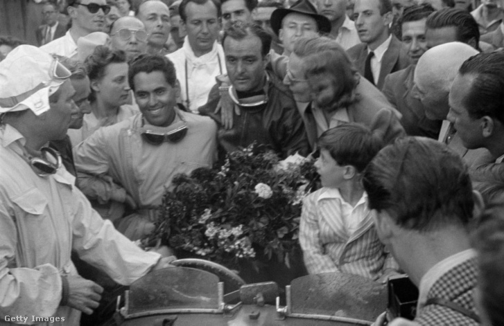 Luigi Chinetti (középen) győztesként az 1949-es Le Mans-i 24 órás verseny céljában. A 24 órából 23 órát ő vezette a Ferrarit. Meg is látszik rajta