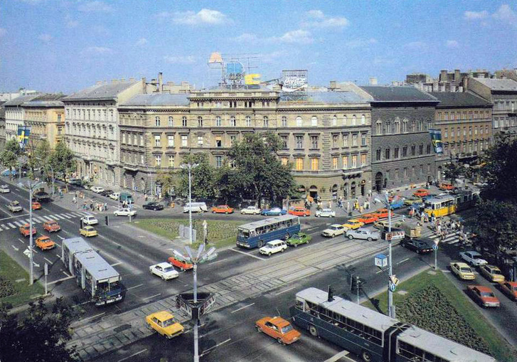 A 80-as évek elején szinte lehetetlen volt úgy budapesti utcaképet készíteni, hogy ne legyen rajta néhány 200-as Ikarus. Ezen a November 7. téren (ma Oktogon) készült fotón, mindjárt három is látható (fotó: Fortepan)