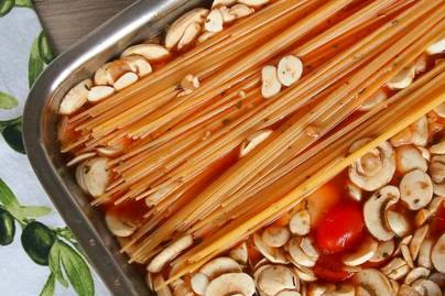 Egytepsis, sütőben főtt spagetti: egyszerre készül el a szósszal