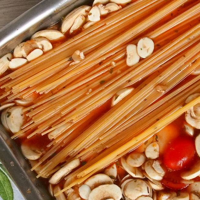 Egytepsis, sütőben főtt spagetti: egyszerre készül el a szósszal
