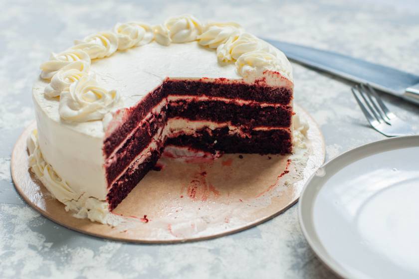 Süsd meg Amerika kedvenc tortáját: a vörös bársony krémsajtos töltelékkel csábít