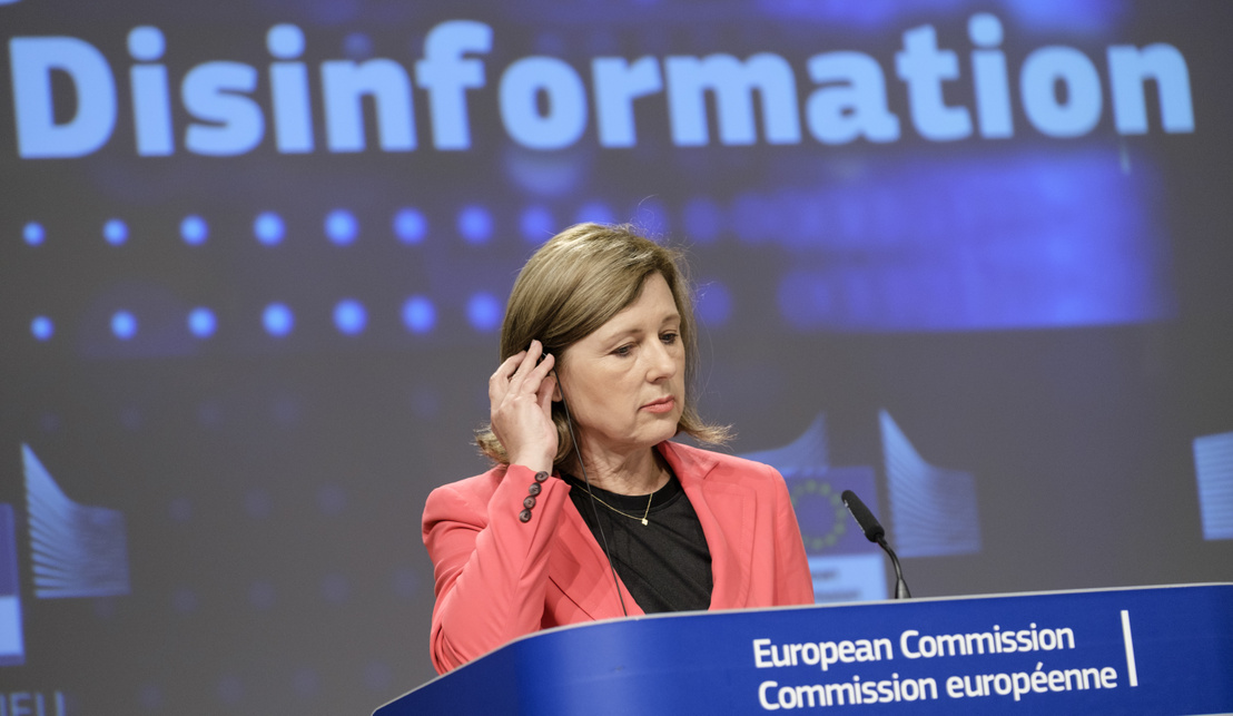Egy uniós biztos is aggódik az újságírók Twitter-fiókjainak felfüggesztése miatt