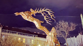 Átadták Budapesten a 200 millió forintba került Csodaszarvas-szobrot