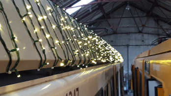 Energiatakarékos fényfüggöny díszíti az ünnepi villamost Budapesten