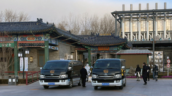 Hosszú sorokban állnak a halottaskocsik a pekingi ravatalozók előtt