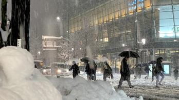 Hótól fulladozik Japán, rekordmagas hófalak a városokban