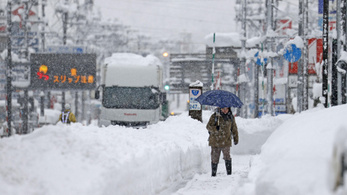 Halálos áldozatai is vannak a Japánban tomboló havazásnak