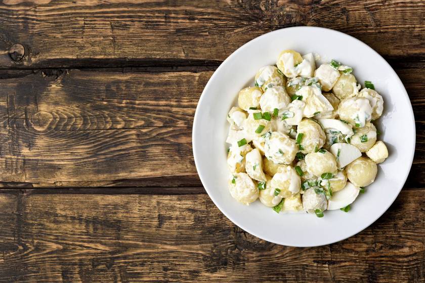 Krémes, majonézes tojássaláta krumplival: isteni köret az ünnepi asztalra