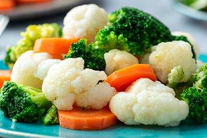 Vajban párolt vegyes zöldségek: egészséges, könnyed köret húsok mellé
