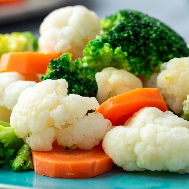 Vajban párolt vegyes zöldségek: egészséges, könnyed köret húsok mellé