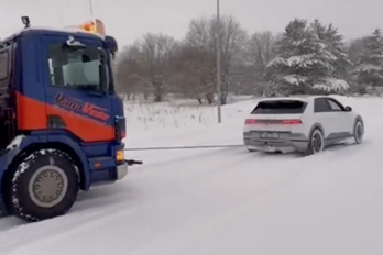 Ioniq 5-tel húztak el egy hóban megrekedt teherautót