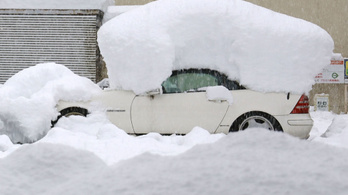 Autók vesztegelnek a hóban, halálos áldozatokat is követelt a szélsőséges időjárás Japánban