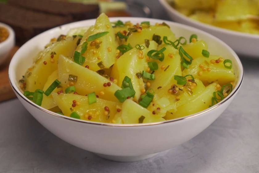 Mustáros krumplisaláta német recept alapján: magos mustárral és hagymával fantasztikus