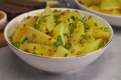 Mustáros krumplisaláta német recept alapján: magos mustárral és hagymával fantasztikus