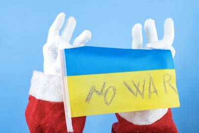 Mikulásnak öltözve vitt karácsonyi ajándékot a katona az ukrán gyerekeknek: megható felvétel készül róla