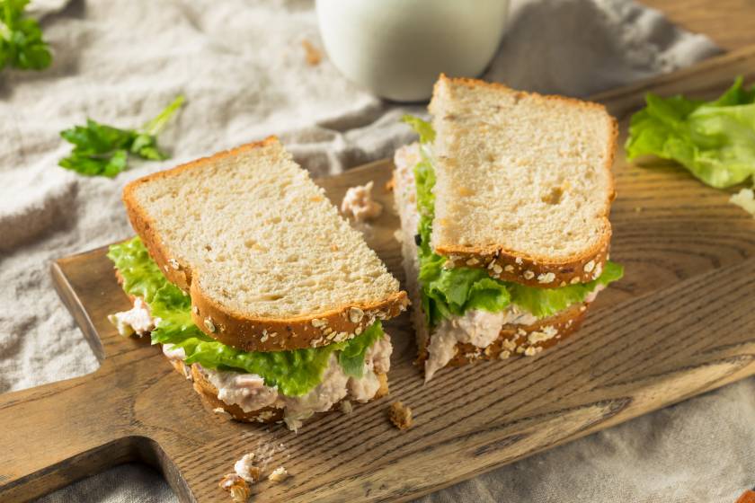Kiadós, isteni tonhalas szendvics: szaftos, majonézes krém kerül bele
