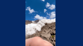 Videóra vette egy férfi, ahogy betemeti a lavina Kirgizisztánban