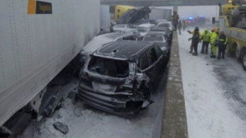 Több ember meghalt Amerikában, miután 46 jármű ütközött a lejegesedett úton