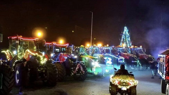 Karácsonyi égősorokkal díszített traktorok vonultak az utcákon