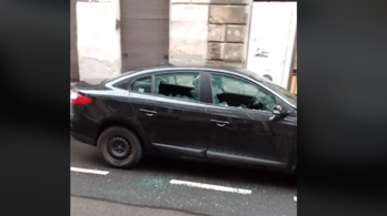 Sorra törték be a parkoló autók ablaküvegét egy budapesti utcában, többeket is előállítottak