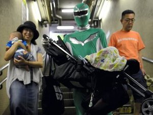 Maszkos szuperhős segít a tokiói metróban